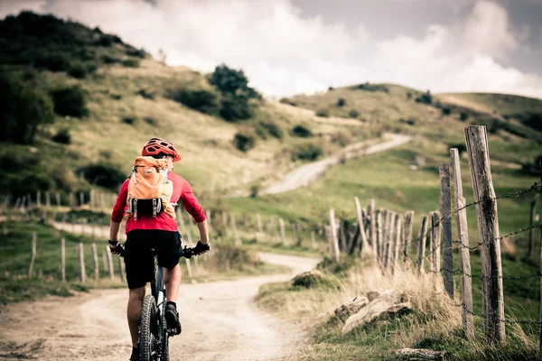 Ciclista de montaña en carretera de campo, pista de sendero en inspirationa — Foto de Stock