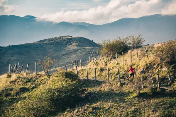 Mountain bike rider su single track trail in terre ispiratrici — Foto Stock