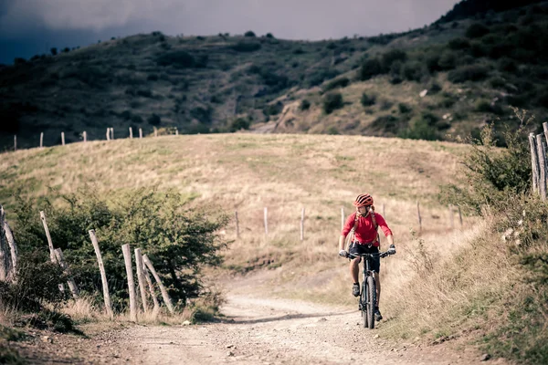 Montanha ciclista na estrada rural, trilha trilha em inspirationa — Fotografia de Stock