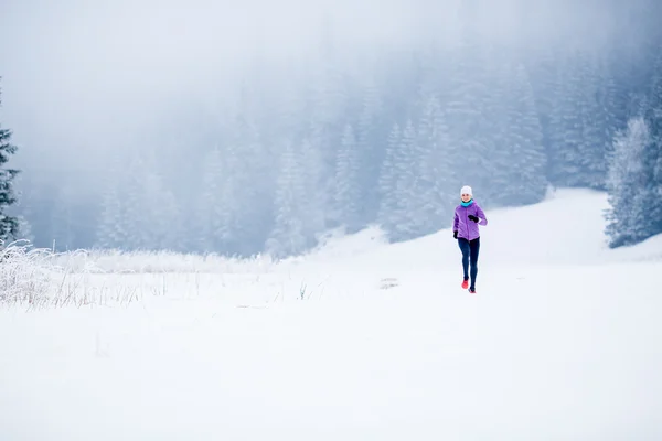 Winter lopende vrouw, joggen inspiratie en motivatie — Stockfoto