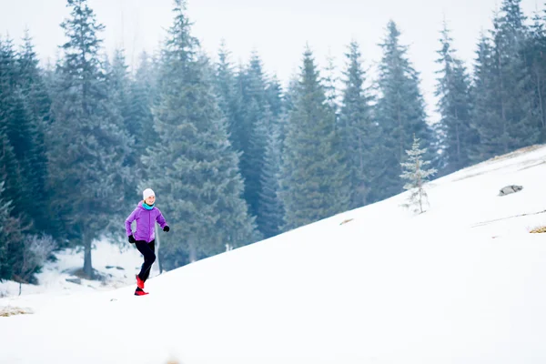 Winter lopende vrouw, joggen inspiratie en motivatie — Stockfoto