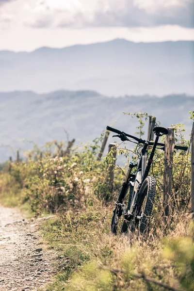 Bicicleta de montaña MTB en carretera de campo, pista de sendero en inspirador —  Fotos de Stock