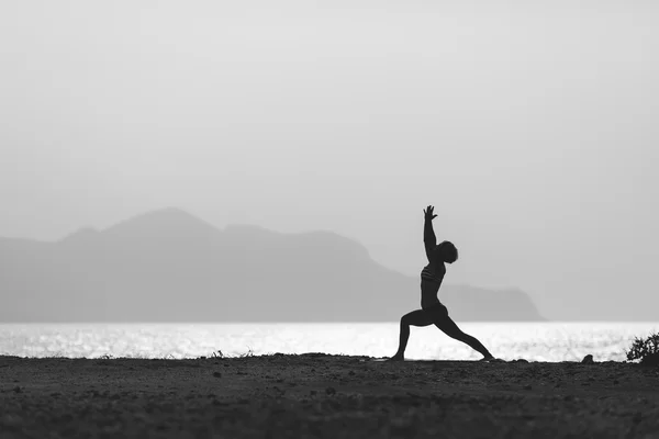 Mulher meditando em ioga pose silhueta — Fotografia de Stock