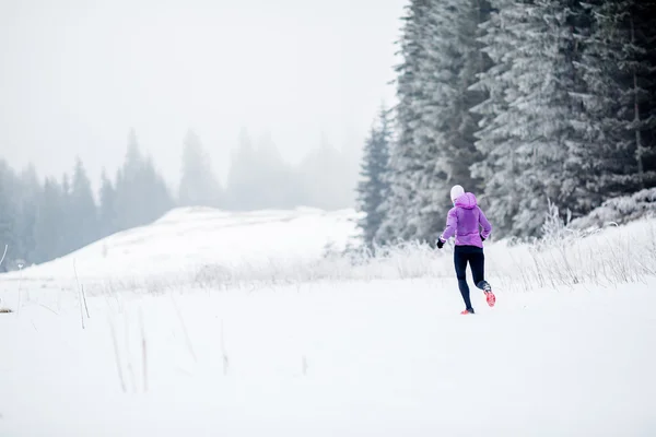 Mulher de corrida de inverno, inspiração jogging e motivação — Fotografia de Stock