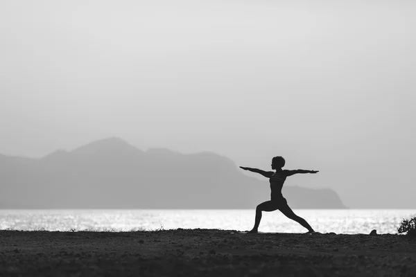 Woman meditating in yoga pose silhouette — ストック写真
