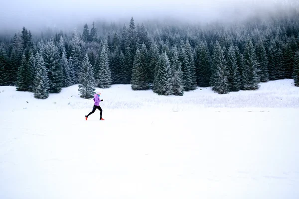 Зимова бігова жінка, біг натхнення і мотивація — стокове фото