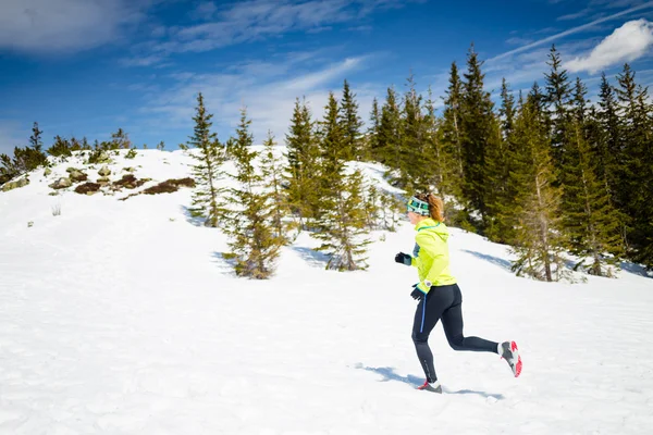 Femme hiver courir dans un beau paysage inspirant — Photo