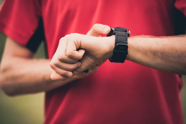 Entrenamiento de corredor y uso de monitor de frecuencia cardíaca reloj inteligente — Foto de Stock