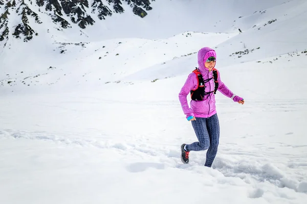 Щаслива жінка зимовий слід, що бігає на прекрасній надихаючій землі — стокове фото