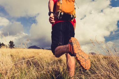 Sırt çantası ile yürüyüş uzun yürüyüşe çıkan kimse