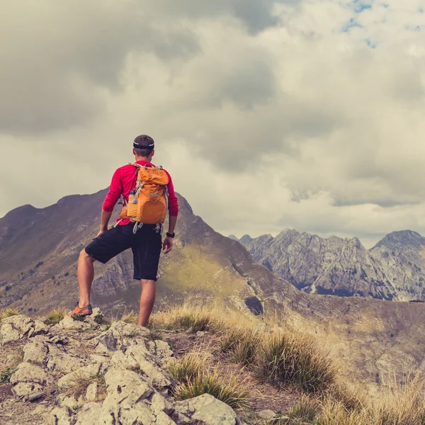 Wandelen man of trail loper in Bergen — Stockfoto