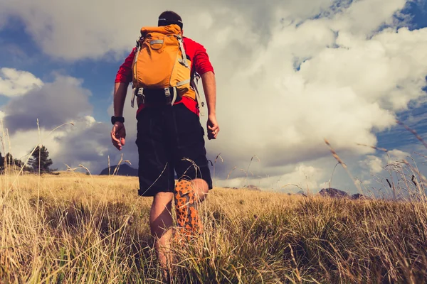 Hiker walking with backpack — Stock Photo, Image