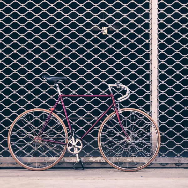 Bicicleta de carretera y muro de hormigón, escena urbana estilo vintage —  Fotos de Stock