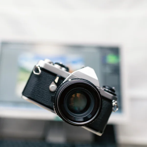 Câmera, fotografia analógica sobre a nova tecnologia de fundo — Fotografia de Stock
