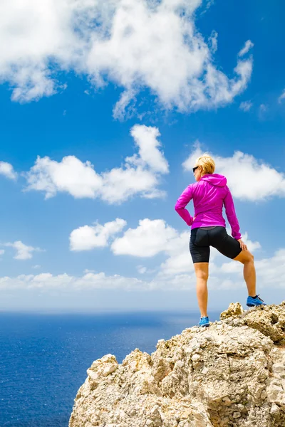 Felice corridore sentiero guardando paesaggio ispiratore — Foto Stock