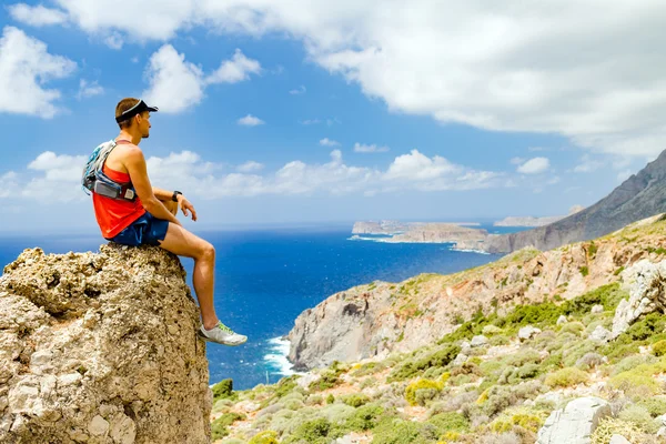 Senderismo hombre mirando inspirador vista — Foto de Stock