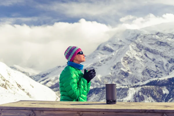 Donna che beve campeggio in paesaggio di montagna stimolante — Foto Stock