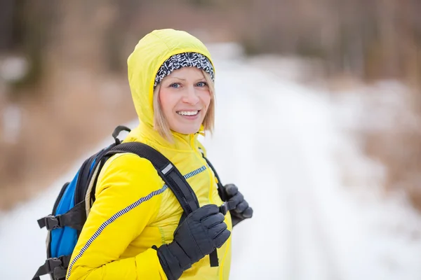 Vrouw wandelen en walking in winter bos — Stockfoto