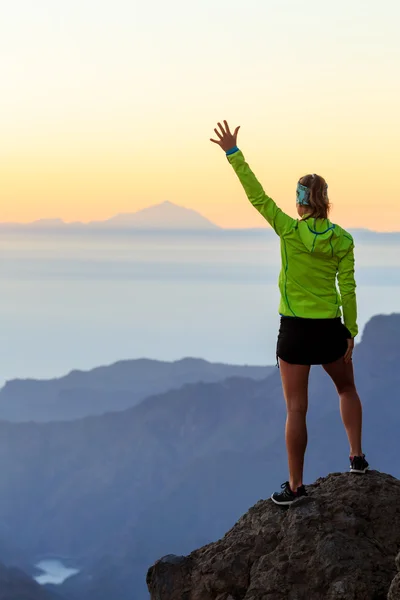 Femme randonnée succès en montagne coucher de soleil — Photo