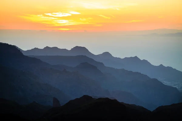 Montanhas inspiradoras do pôr do sol paisagem, ilhas e oceano — Fotografia de Stock