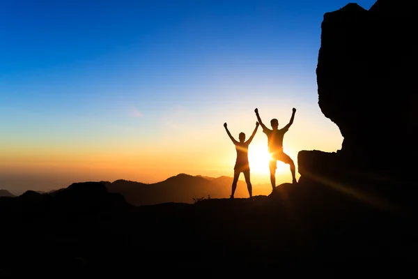 Coppia di persone di lavoro di squadra, ispirando il successo in montagna — Foto Stock