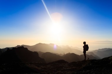 Kadın başarı siluet dağlar gün batımı hiking