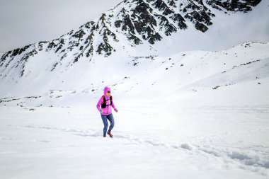Kış çalışan kadın. İz runner ilham, spor ve fitnes