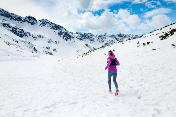 Mulher que corre no inverno. Trail runner inspiração, esporte e fitnes — Fotografia de Stock