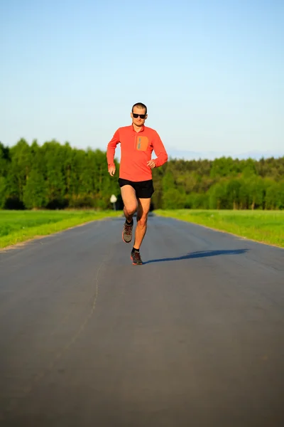 Hombre corriendo por la carretera del campo, formación inspiración y motivación — Foto de Stock