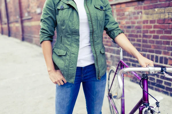 Hipster mujer con bicicleta de carretera vintage en la ciudad — Foto de Stock