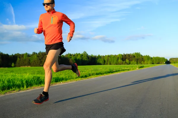 Mann läuft auf Landstraße, trainiert Inspiration und Motivation — Stockfoto