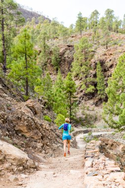 Güzel dağlarda çalışan mutlu kadın iz