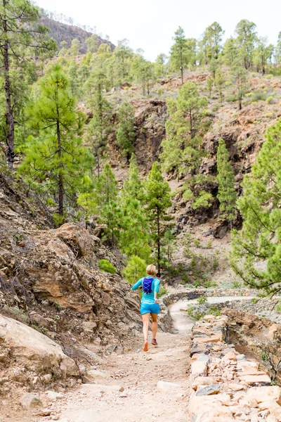 Ευτυχισμένη γυναίκα trail running μέσα όμορφα βουνά — Φωτογραφία Αρχείου