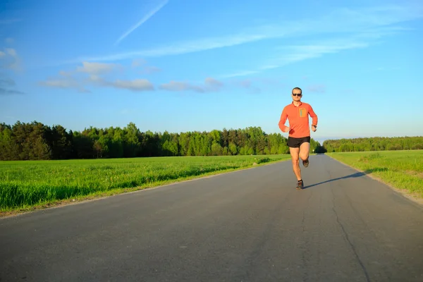 Man loopt op landweg, opleiding inspiratie en motivatie — Stockfoto