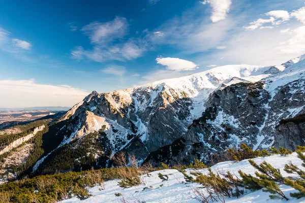 ポーランドのタトラ山感動の冬の風景 — ストック写真