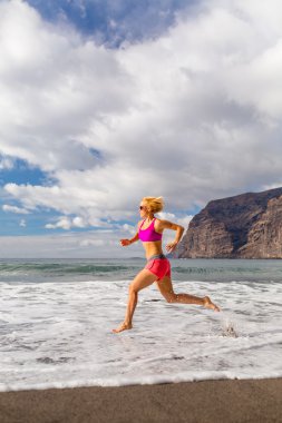 Kumsalda, yaz ilham çalışan genç kadın