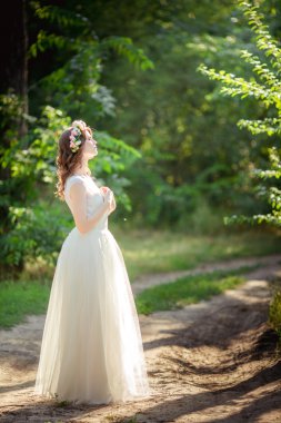 park içinde güzel bir gelin