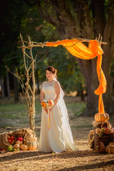 Sonbahar bahçe içinde güzel gelin — Stok fotoğraf