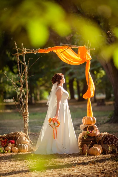 Krásná nevěsta v podzimní zahradě — Stock fotografie