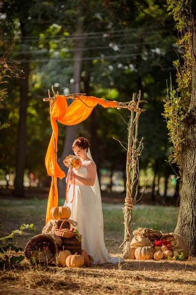 Sonbahar bahçe içinde güzel gelin — Stok fotoğraf