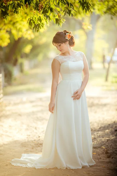 Braut im weißen Kleid im Garten — Stockfoto