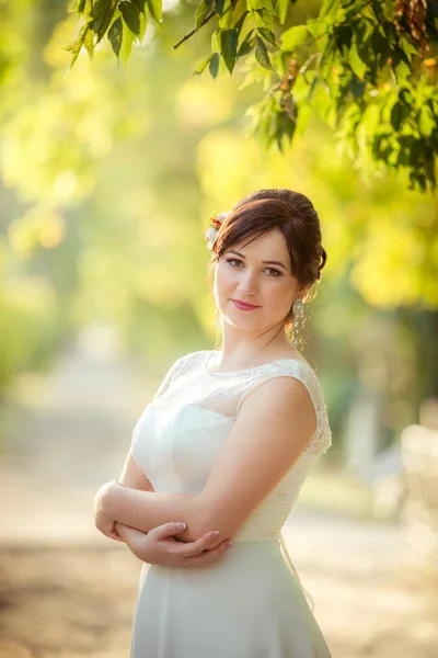 Menyasszony, fehér ruhában, a kertben — Stock Fotó