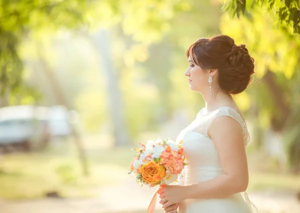 Bella sposa con bouquet — Foto Stock