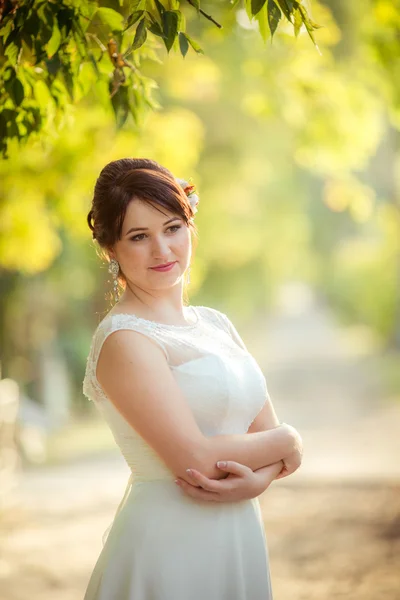 Noiva em vestido branco no jardim — Fotografia de Stock