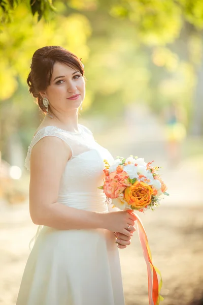 Belle mariée avec bouquet — Photo