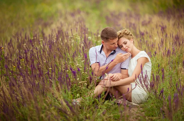 Casal de amor ao ar livre — Fotografia de Stock