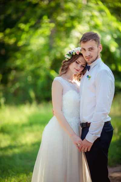 Novia y novio felices —  Fotos de Stock