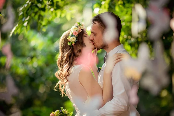 Happy Bride and groom — Stock Photo, Image