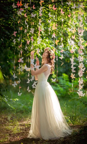 Bella sposa nel parco — Foto Stock