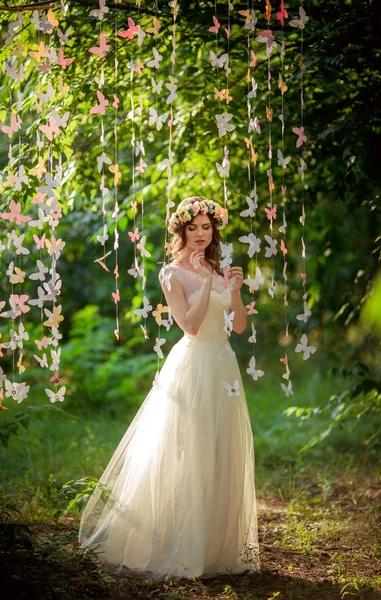 Schöne Braut im Park — Stockfoto